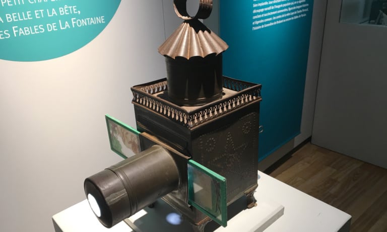 Lanterne jouet Lapierre en accès libre. Exposition "Lumineuses projections !" au Musée de l'éducation de Rouen MUNAÉ 2016